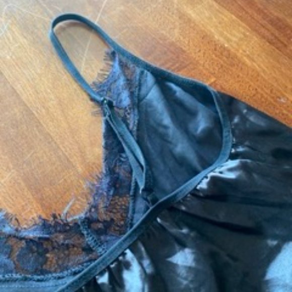 Black Laced Trim Tank Top - Picture 6 of 8